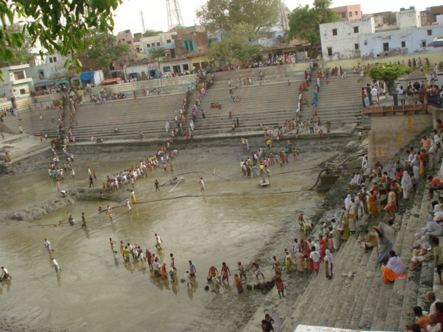 Devotees serving Kankan Kund