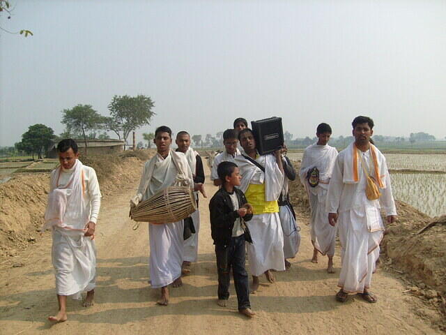 Enthusiastic kirtan-ful entry